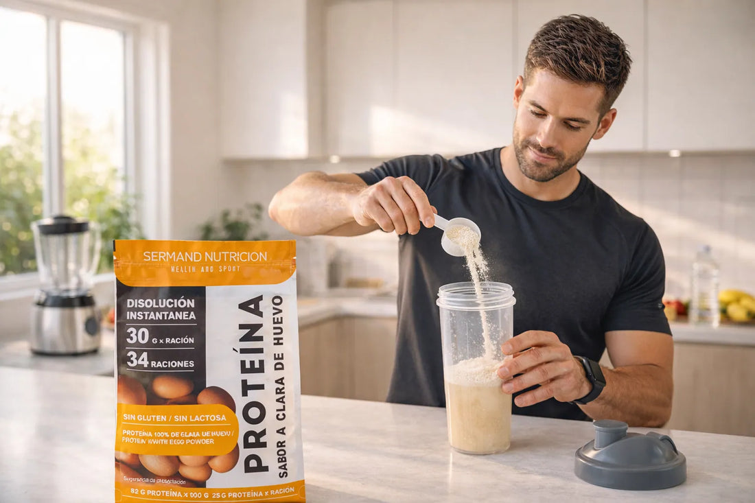 Hombre preparando batido de proteína sin lactosa Sermand