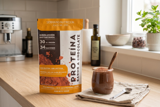 Yogur proteico de chocolate: snack alto en proteína con 2 ingredientes