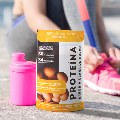 Bolsa de proteína de clara de huevo Sermand junto a un mezclador rosa en un entorno de entrenamiento