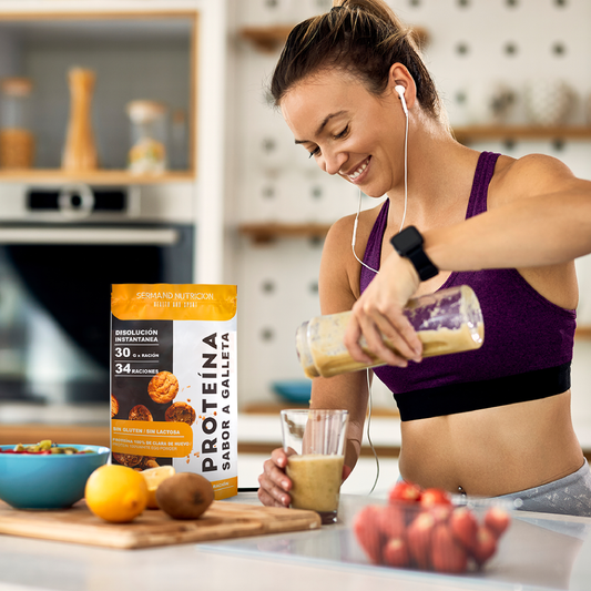 Batido preparado de proteína Sermand sabor galleta junto a un mezclador en entorno deportivo